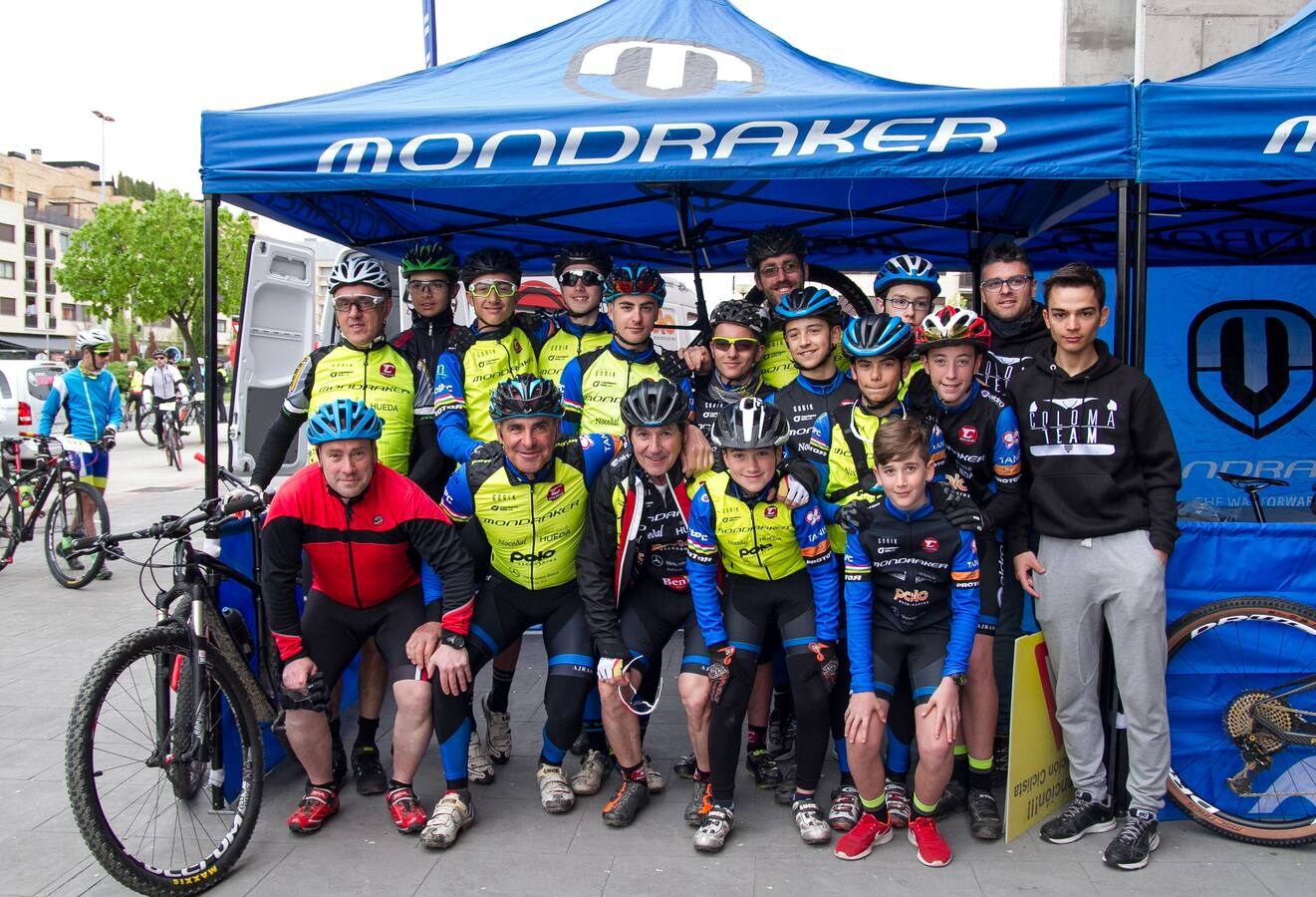 La lluvia no hizo acto de presencia; la temperatura era, incluso, buena para disfrutar de la bicicleta; y el paisaje es único y, además, anticipaba lo que será La Rioja Bike Race, que arrancará en unos días. Así fue la Marcha Solidaria Carlos Coloma con Coopera, que ayer vivió su sexta edición con el concurso de un pelotón que se acercó al medio millar de ciclistas. Los organizadores tenían la previsión de sumar 5.000 euros para apoyar un proyecto educativo en Senegal. Se ha superado, una vez más, la barrera y se demuestra, también una vez más, que el deporte siempre responde a la llamada.