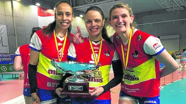Las jugadoras brasileñas del Minis de Arluy Logroño Glaucielle Martins, Daniella da Silva y Fernanda Gritzbach posan con el título. :: C.V.L.
