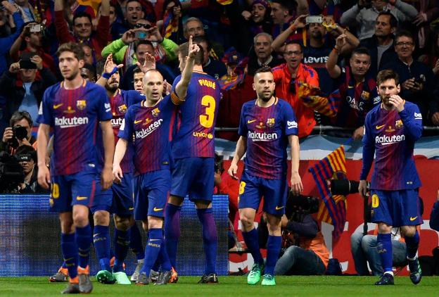 Los jugadores del Barça celebran el gol de Iniesta en la Copa. :: afp