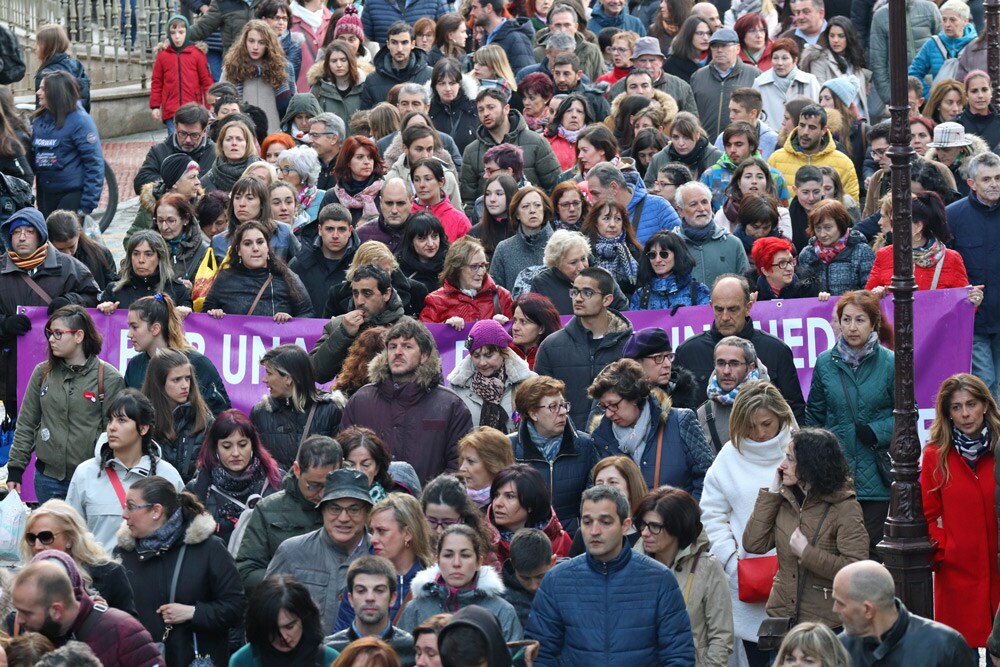 Miles de personas marchan por las calles de Burgos para mostrar su condena unánime ante el asesinato machista de Silvia Plaza