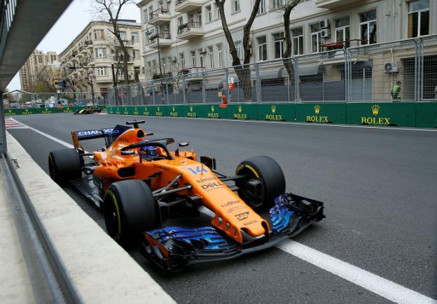 El McLaren de Fernando Alonso, durante la disputa del GP de Azerbaiyán, ayer, en el circuito urbano de Bakú. :: REUTERS
