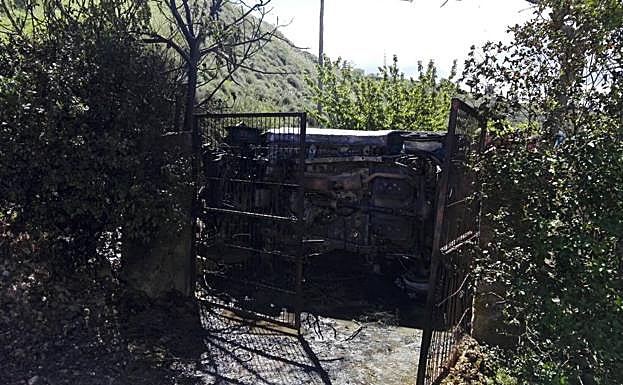 Imagen del vehículo carbonizado. 