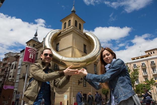 Una pareja se fotografía con 'RINGdeLUXE' sobre el Palacio de los Chapiteles. :: sonia tercero