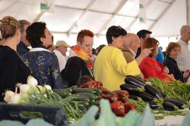 Público en el mercado de la verdura del fin de semana. :: i.á. 