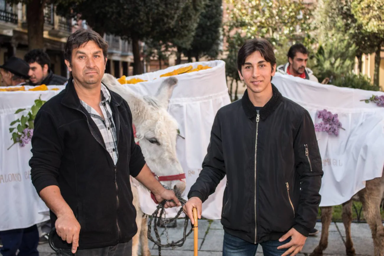 Santo Domingo de la Calzada ha repartido hoy el 'pan del Santo' por todos los domicilios de la localidad y de otras vinculadas a ella por las tradiciones locales. El pregón de fiestas, las 'vueltas del Santo' y la Novena han sido otros actos de esta jornada, que encarrila a la ciudad hacia el inicio oficial de sus fiestas, el 10 de mayo.