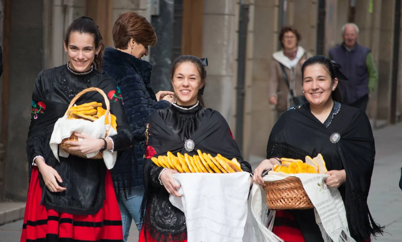 Santo Domingo de la Calzada ha repartido hoy el 'pan del Santo' por todos los domicilios de la localidad y de otras vinculadas a ella por las tradiciones locales. El pregón de fiestas, las 'vueltas del Santo' y la Novena han sido otros actos de esta jornada, que encarrila a la ciudad hacia el inicio oficial de sus fiestas, el 10 de mayo.