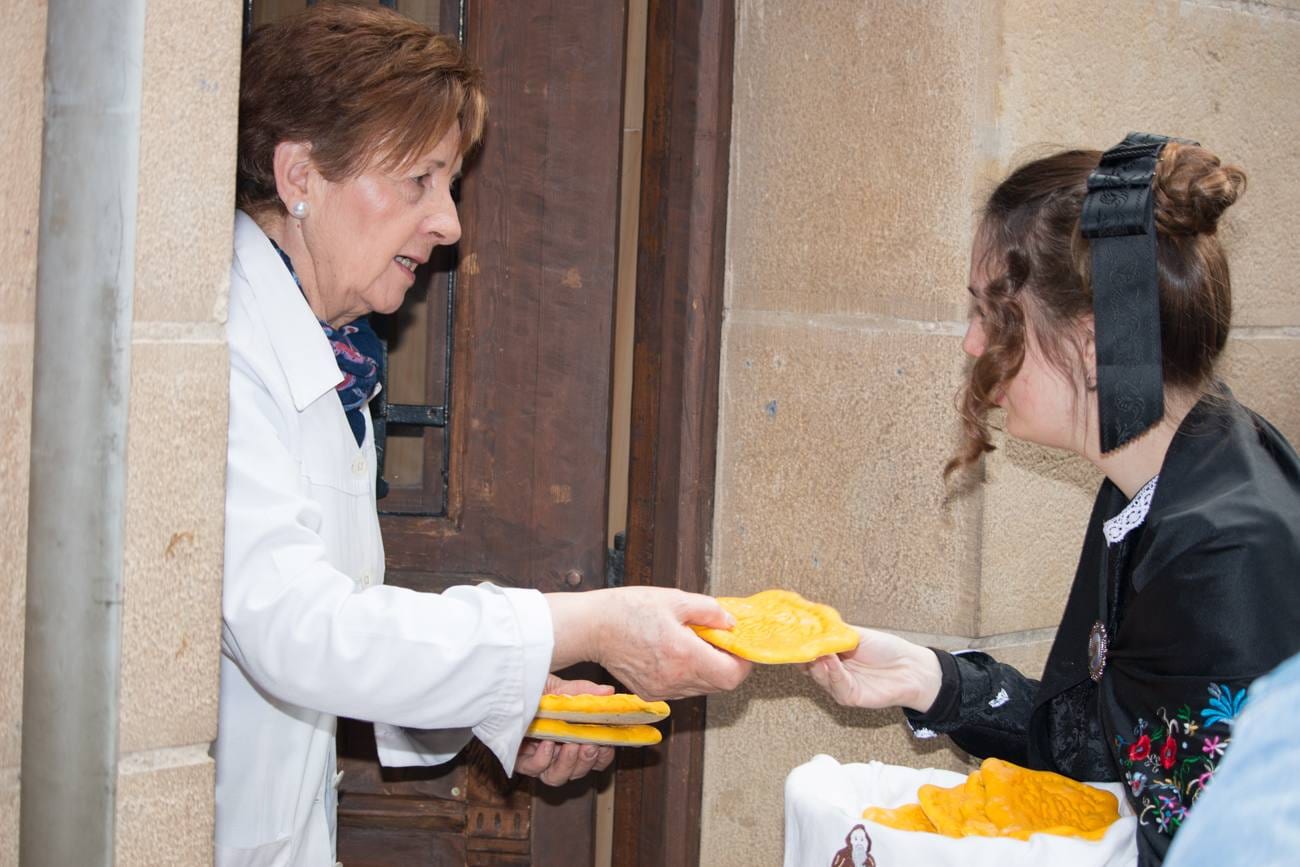 Santo Domingo de la Calzada ha repartido hoy el 'pan del Santo' por todos los domicilios de la localidad y de otras vinculadas a ella por las tradiciones locales. El pregón de fiestas, las 'vueltas del Santo' y la Novena han sido otros actos de esta jornada, que encarrila a la ciudad hacia el inicio oficial de sus fiestas, el 10 de mayo.