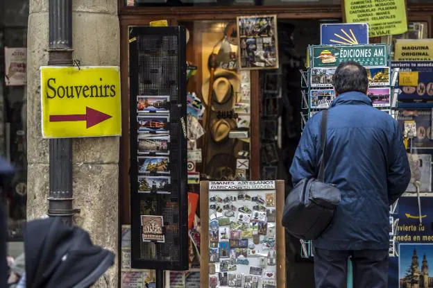 Las clásicas postales, pins, imanes, sombreros... recuerdos para no olvidar La Rioja. :: justo rodríguez
