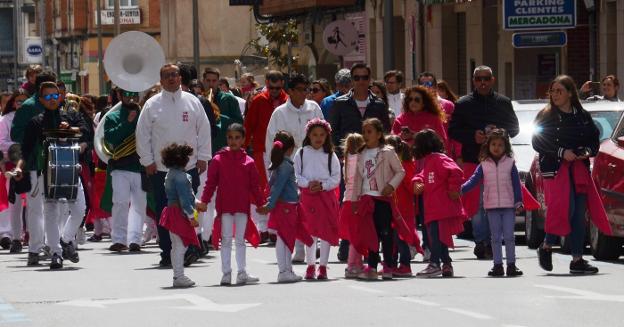 Desfile de los peñistas para asistir a los actos del aniversario. :: i.á. 