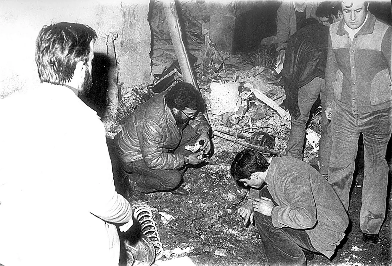 3-11-1980, Masacre en Ollerías. Especialistas examinan el lugar del atentado. :: HERCE