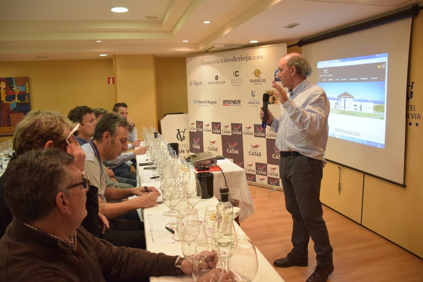 Félix Martínez, de Bodegas Martínez Corta, presentó sus vinos en el Club de Catas de lomejordelvinoderioja.com.