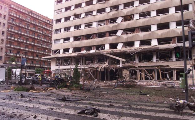 10-06-2001. Logroño. La explosión de los 80 kilos con los que iba cargado el coche bomba arrasó parte de la Torre de Logroño, en la Gran Vía. 