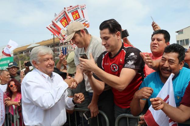 López Obrador, en un mitin en Rosarito (Baja California). :: efe