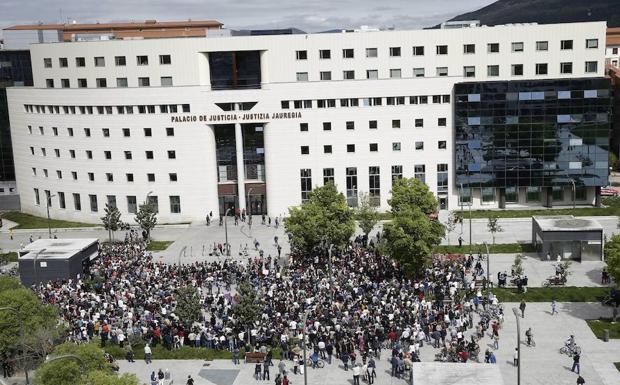 Efectivos de la Policía Foral protegen la entrada al Palacio de Justicia de Navarra donde este mediodía cientos de personas se han concentrado en protesta por la sentencia de la Audiencia Provincial que condena a los cinco acusados de 'la Manada' por abusos sexuales.