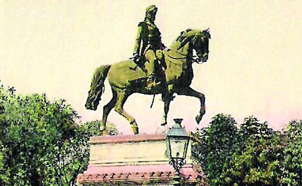 7. Fotografía coloreada de la estatua de Baldomero Espartero, en El Espolón, a finales del siglo XIX. 