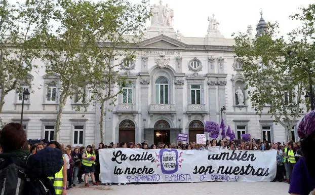 Cientos de personas, en su mayoría mujeres, protestan frente al Tribunal Supremo de Madrid. 