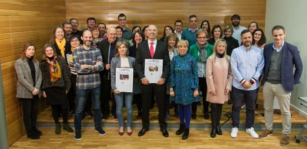 Estela Etayo y Fernando Fernández Beneite (c) arropados por los finalistas y miembros de la Asociación de la Prensa. :: d. uriel