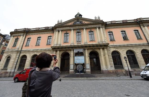 Un turista hace una foto de la sede de la Academia Sueca en Estocolmo. :: JONATHAN NACKSTRAND / Afp