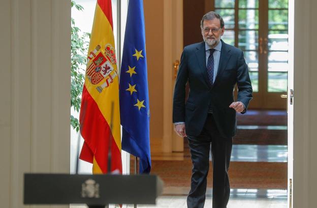 El presidente del Gobierno, Mariano Rajoy, minutos antes de su comparecencia de ayer en la Moncloa. :: Ángel Díaz / efe