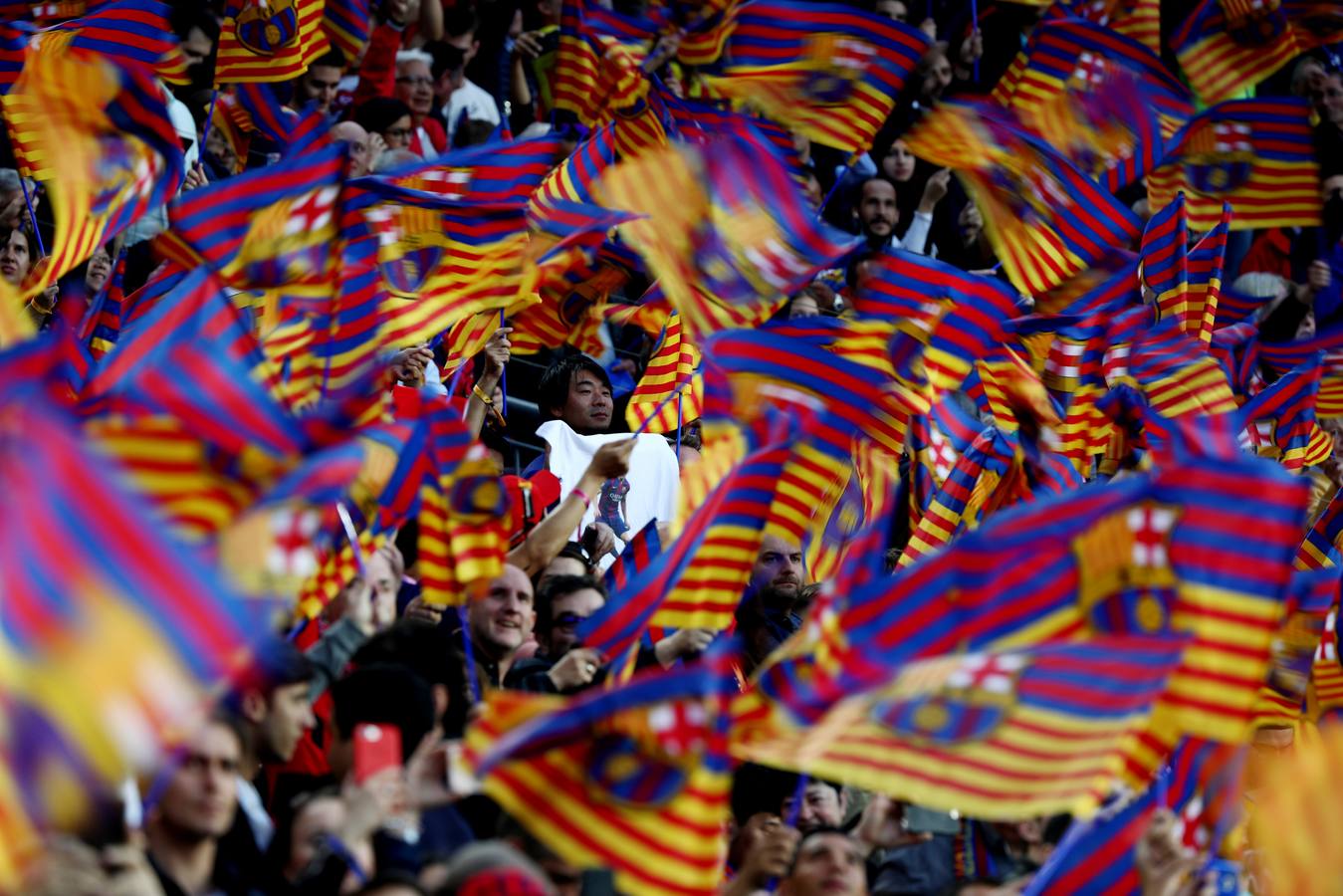 Barcelona y Real Madrid empataron (2-2) en el clásico disputado en el Camp Nou, un partido vibrante en el que hubo goles, emoción, tensión y mucha polémica. 