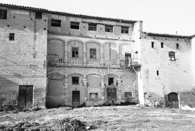 Arriba, una imagen del palacio de los condestables, en Casalarreina, en ruina pero todavía firme, en el siglo XX. 