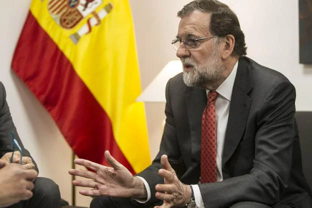 Rajoy, en un momento de la entrevista. :: j. rodríguez