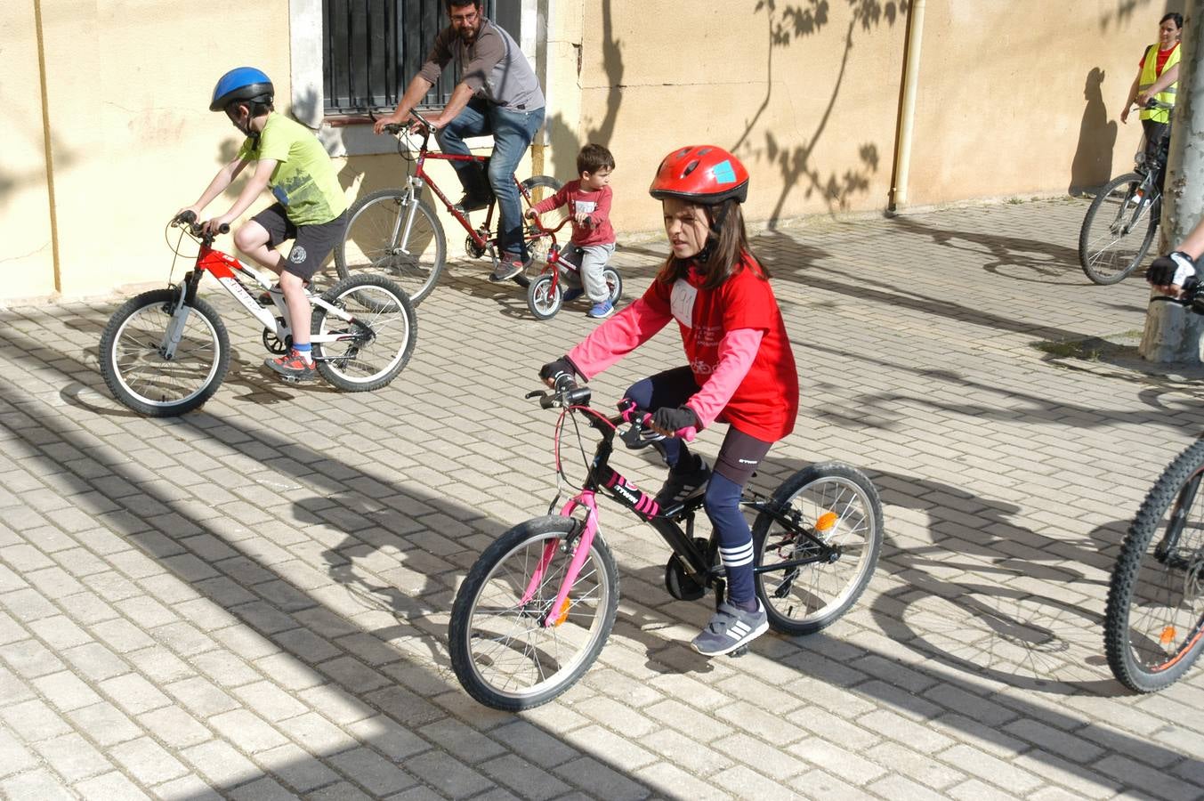 386 cicilistas participaron en el décimo quinto Día de la Bicicleta de Cervera, organizado por la AMPA de Primaria.