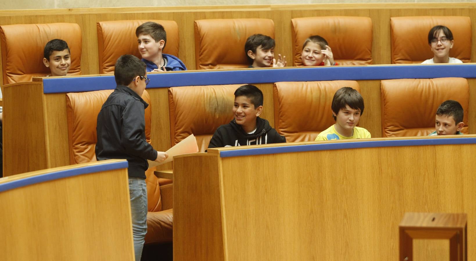 La presidenta del Parlamento de La Rioja, Ana Lourdes González, ha apelado hoy a la necesidad de trabajar en valores como la tolerancia, la compresión, el respeto y la convivencia para fomentar y aumentar la confianza. González ha presidido el Pleno infantil «Diputados por un día», organizada por Aldeas Infantiles y en la que han participado 44 alumnos de Haro y Moncalvillo, cita la agencia Efe en un comunicado.