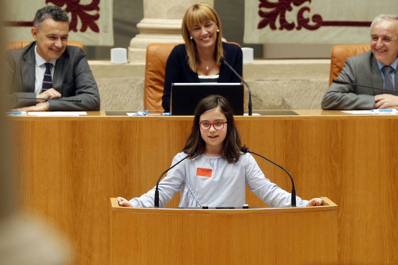 La presidenta del Parlamento de La Rioja, Ana Lourdes González, ha apelado hoy a la necesidad de trabajar en valores como la tolerancia, la compresión, el respeto y la convivencia para fomentar y aumentar la confianza. González ha presidido el Pleno infantil «Diputados por un día», organizada por Aldeas Infantiles y en la que han participado 44 alumnos de Haro y Moncalvillo, cita la agencia Efe en un comunicado.