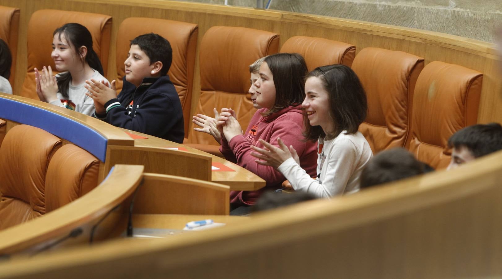 La presidenta del Parlamento de La Rioja, Ana Lourdes González, ha apelado hoy a la necesidad de trabajar en valores como la tolerancia, la compresión, el respeto y la convivencia para fomentar y aumentar la confianza. González ha presidido el Pleno infantil «Diputados por un día», organizada por Aldeas Infantiles y en la que han participado 44 alumnos de Haro y Moncalvillo, cita la agencia Efe en un comunicado.