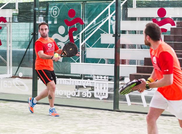 Los jugadores de Bodegas Altanza, durante uno de los encuentros del torneo. :: Fernando Díaz
