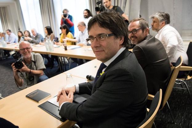 Puigdemont, durante su reunión el sábado pasado en Berlín con diputados de JxCat. :: O. MESSINGER / EFE