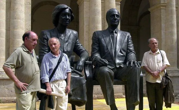 Francisco López (iz) y su hermano Julio (d.) con Antonio López (c.), autores de la estatua de los reyes de España. 