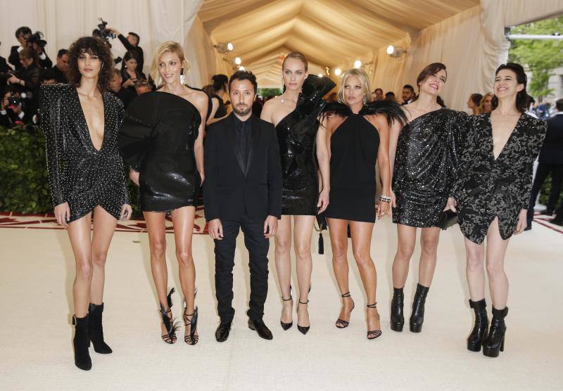 Mica Arganaraz, Anja Rubik, Anthony Vaccarello, Amber Valletta, Kate Moss, Carlota Casiraghi y Charlotte Gainsbourg.