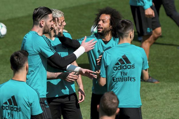 Marcelo bromea con Casilla en el entrenamiento de ayer. :: efe