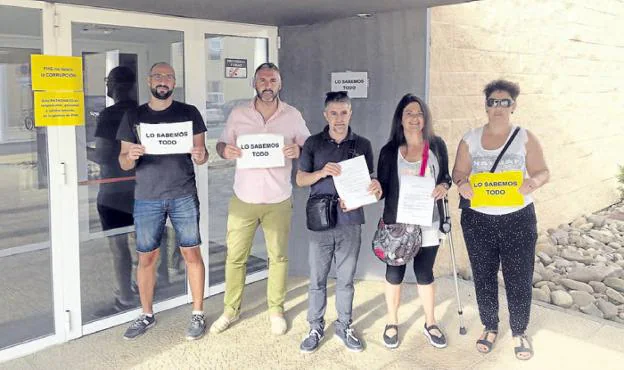 Protesta de varios representantes del comité de empresa de la Fundación Hospital de Calahorra contra los despidos :: c.e.h.