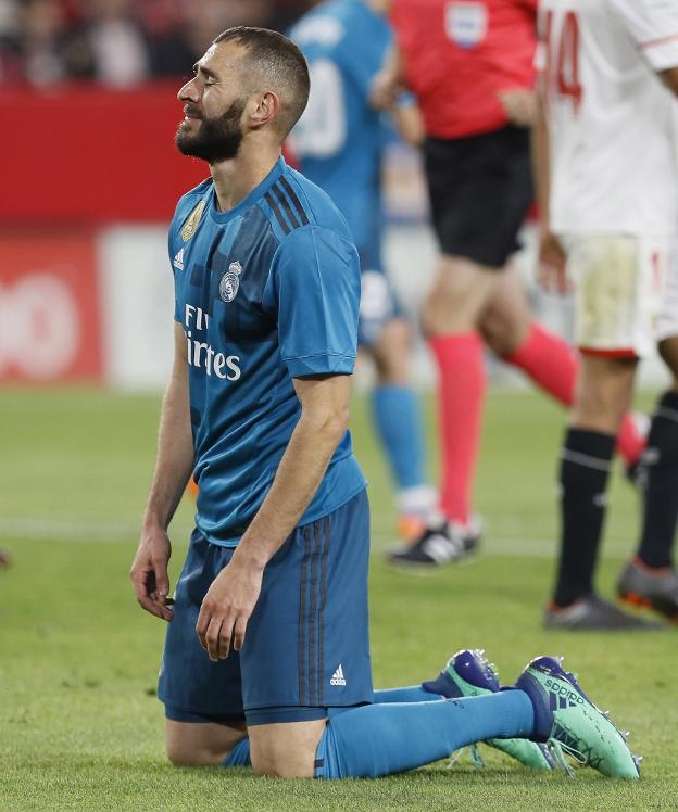 Benzema se lamenta de la derrota del Real Madrid en Sevilla. :: efe