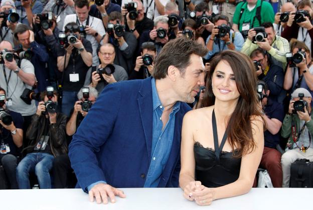 Javier Bardem y Penélope Cruz presentan 'Todos lo saben', ayer, en el Festival de Cannes. :: Jean-Paul Pelissier / reuters