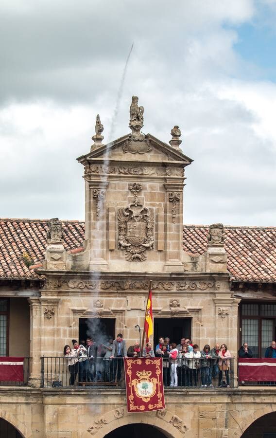 Primer día de las fiestas patronales del Santo en Santo Domingo de la Calzada, con el cohete, la procesión de Los Ramos y las prioras.