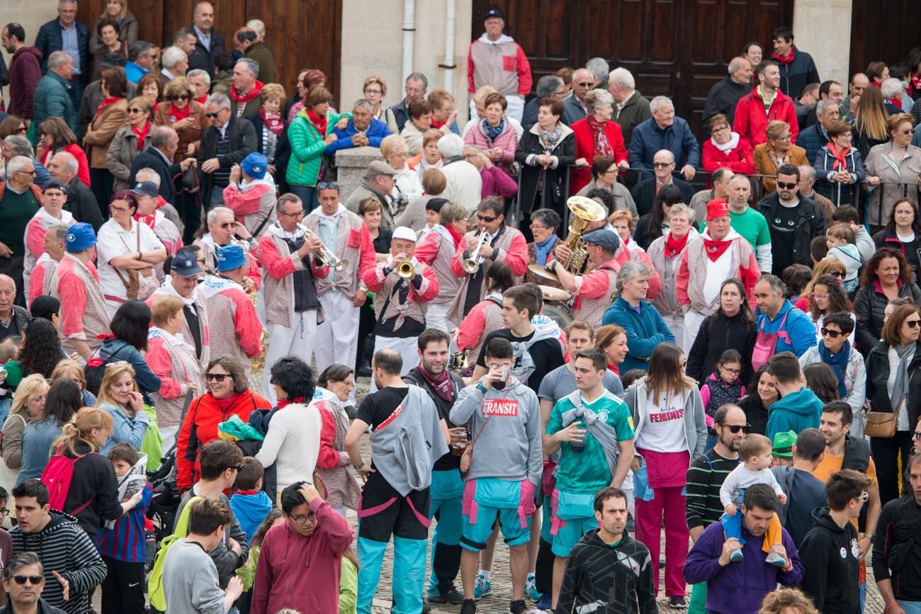 Primer día de las fiestas patronales del Santo en Santo Domingo de la Calzada, con el cohete, la procesión de Los Ramos y las prioras.