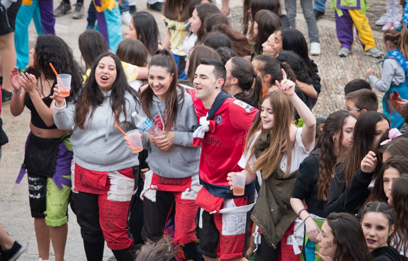 Primer día de las fiestas patronales del Santo en Santo Domingo de la Calzada, con el cohete, la procesión de Los Ramos y las prioras.