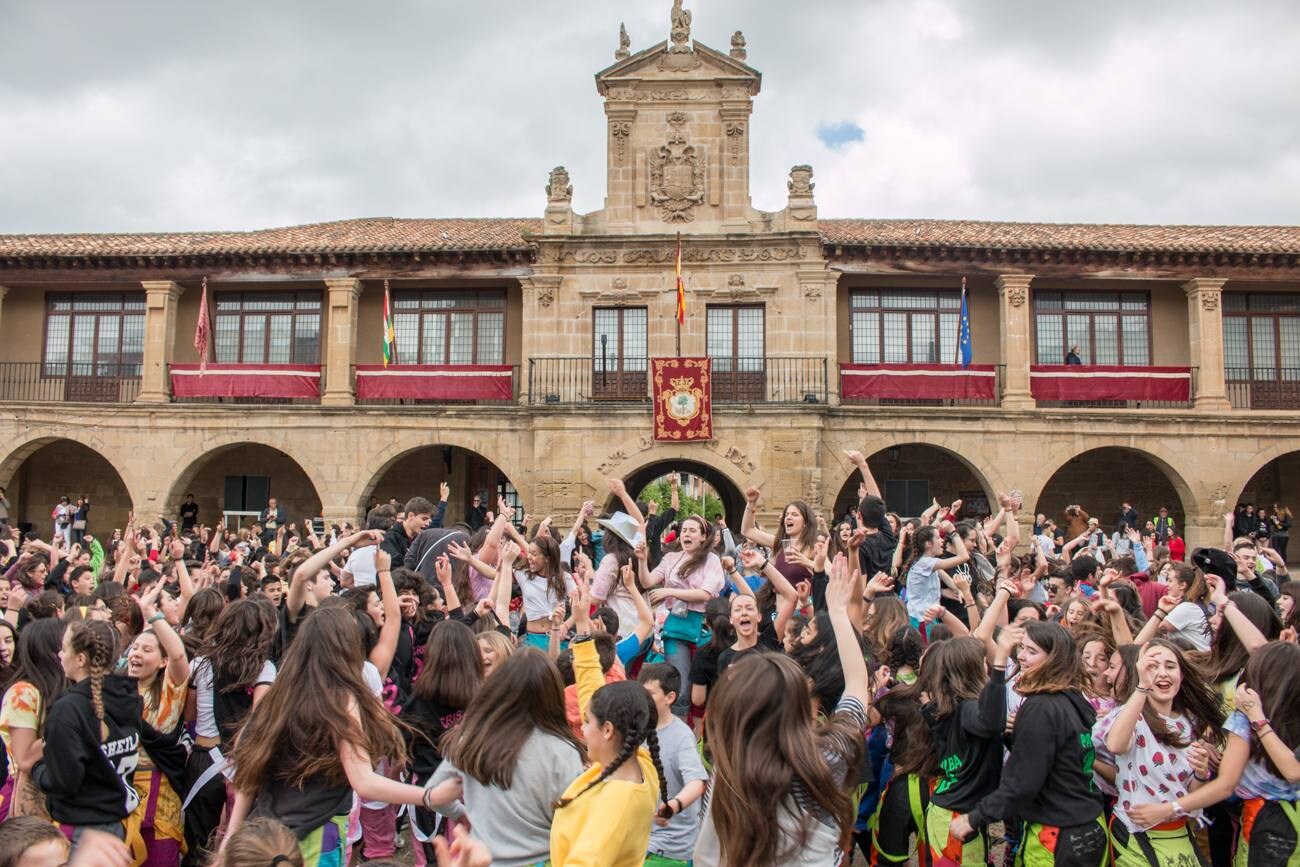 Primer día de las fiestas patronales del Santo en Santo Domingo de la Calzada, con el cohete, la procesión de Los Ramos y las prioras.