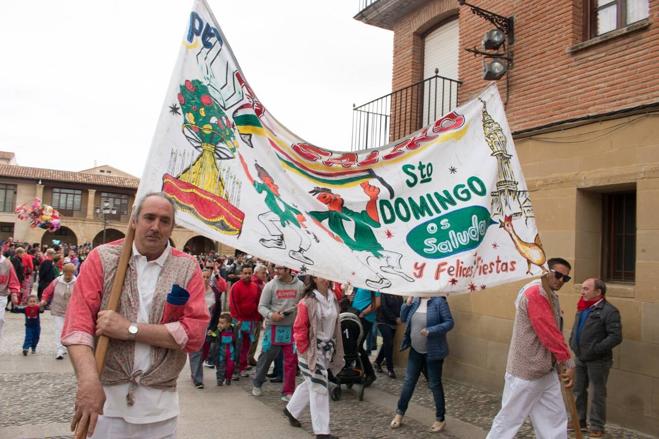 Primer día de las fiestas patronales del Santo en Santo Domingo de la Calzada, con el cohete, la procesión de Los Ramos y las prioras.