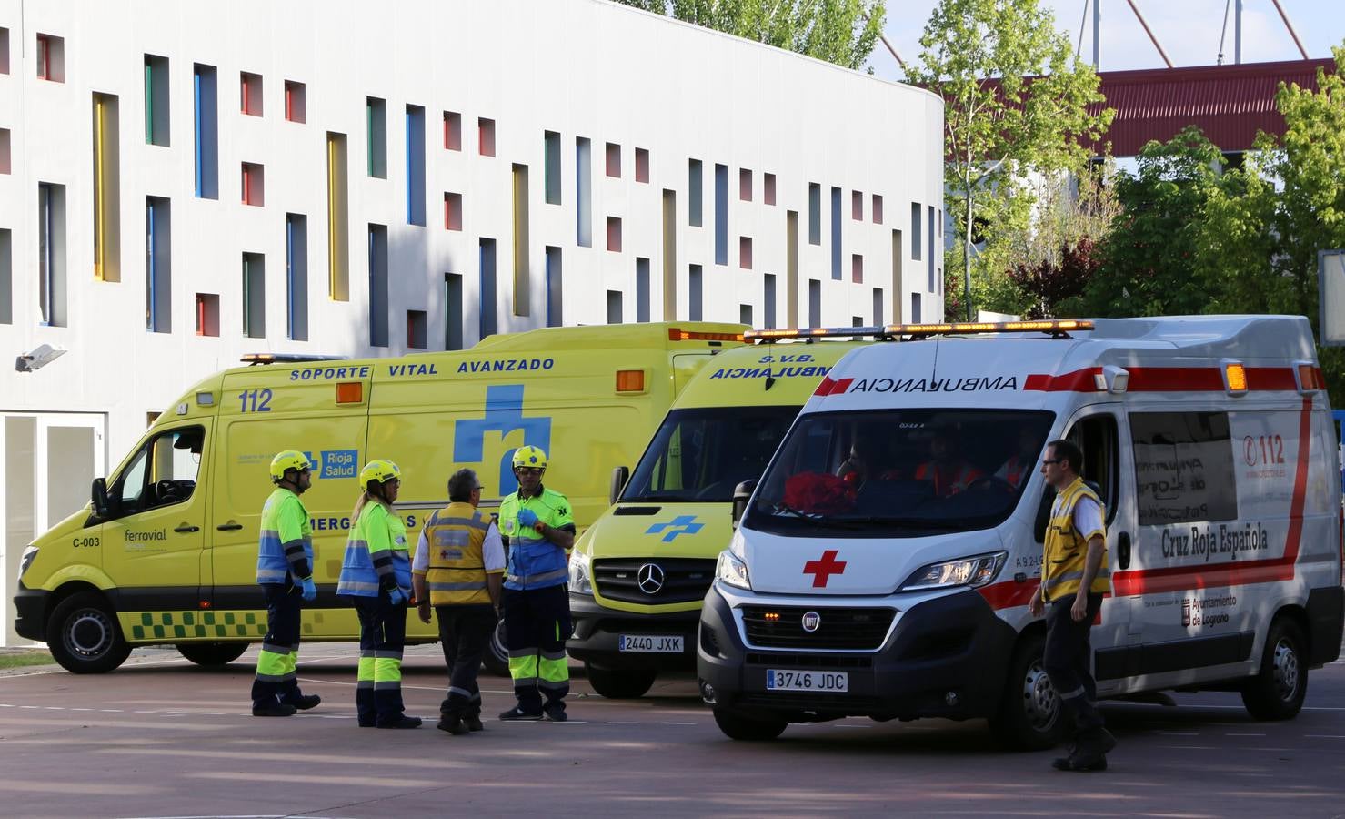 El IES Cosme García fue el escenario, en la tarde de ayer, de un simulacro de ataque terrorista en el que se activó un espectacular despliegue de medios de emergencia. El centro educativo testó así el primer protocolo frente a intrusiones armadas en centros educativos que ha sido elaborado por los docentes y alumnos del IES Cosme García.