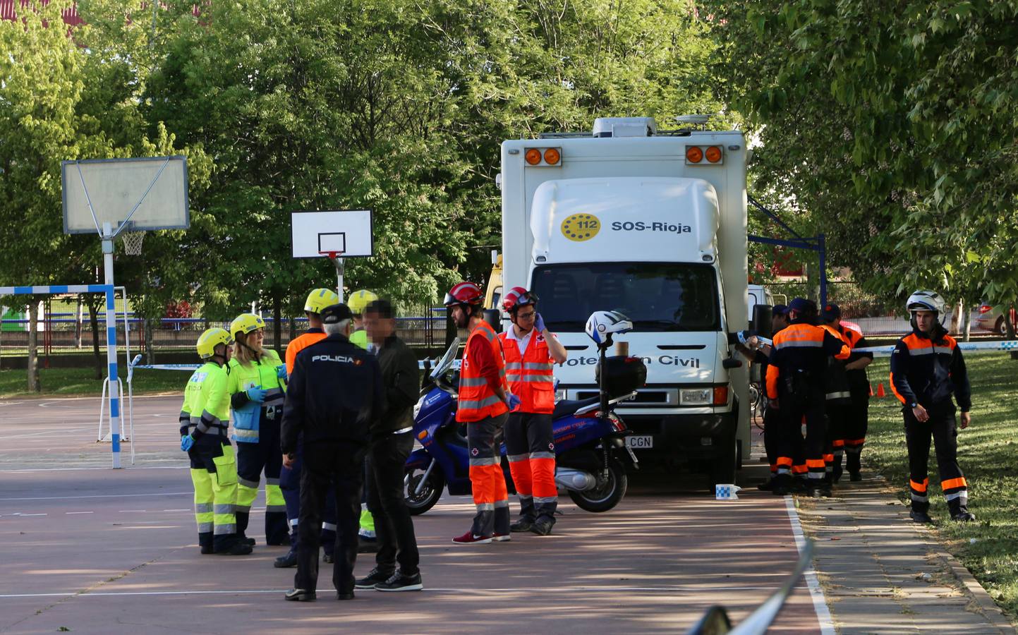 El IES Cosme García fue el escenario, en la tarde de ayer, de un simulacro de ataque terrorista en el que se activó un espectacular despliegue de medios de emergencia. El centro educativo testó así el primer protocolo frente a intrusiones armadas en centros educativos que ha sido elaborado por los docentes y alumnos del IES Cosme García.