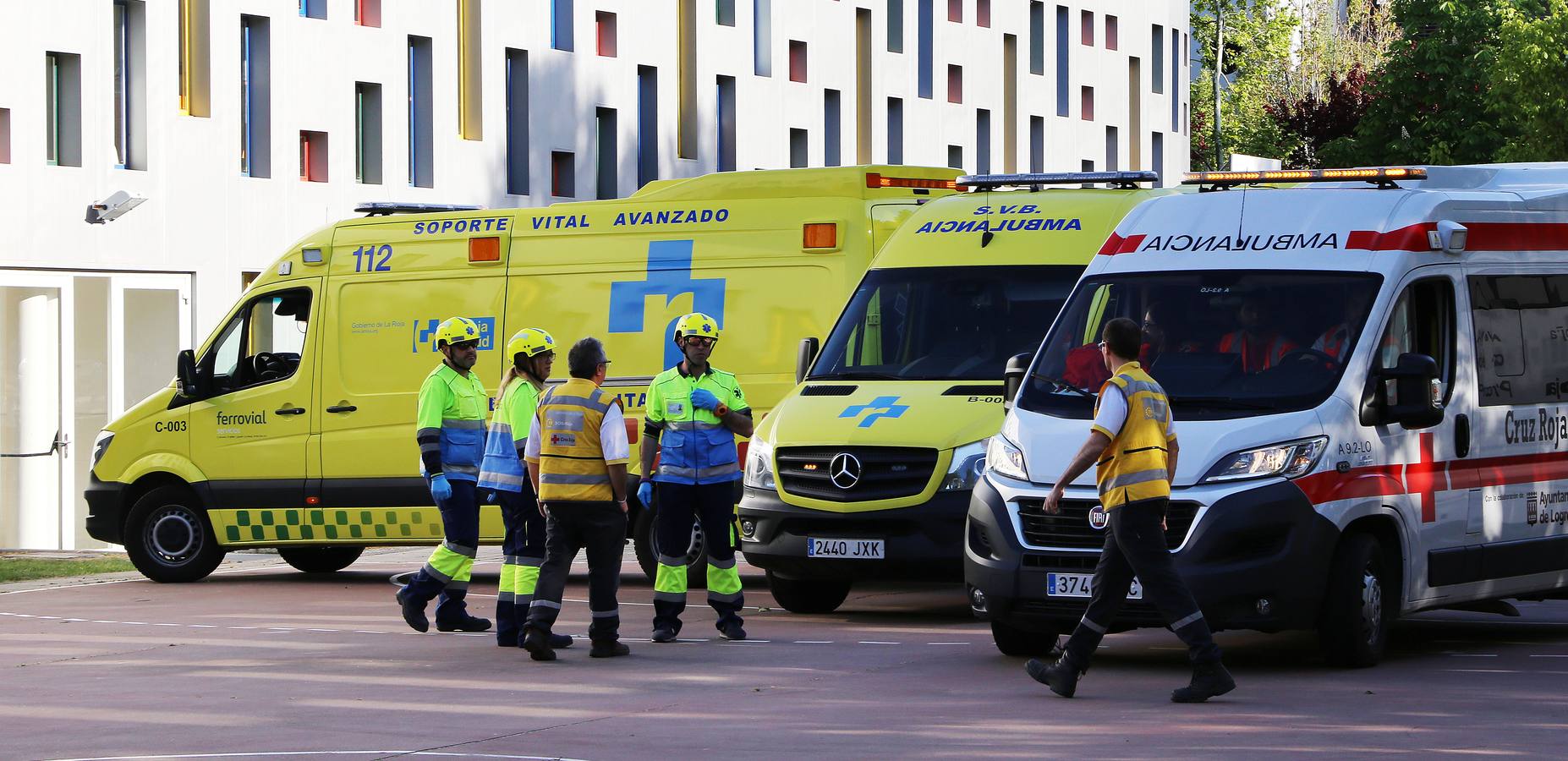 El IES Cosme García fue el escenario, en la tarde de ayer, de un simulacro de ataque terrorista en el que se activó un espectacular despliegue de medios de emergencia. El centro educativo testó así el primer protocolo frente a intrusiones armadas en centros educativos que ha sido elaborado por los docentes y alumnos del IES Cosme García.