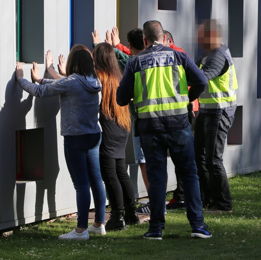 El IES Cosme García fue el escenario, en la tarde de ayer, de un simulacro de ataque terrorista en el que se activó un espectacular despliegue de medios de emergencia. El centro educativo testó así el primer protocolo frente a intrusiones armadas en centros educativos que ha sido elaborado por los docentes y alumnos del IES Cosme García.