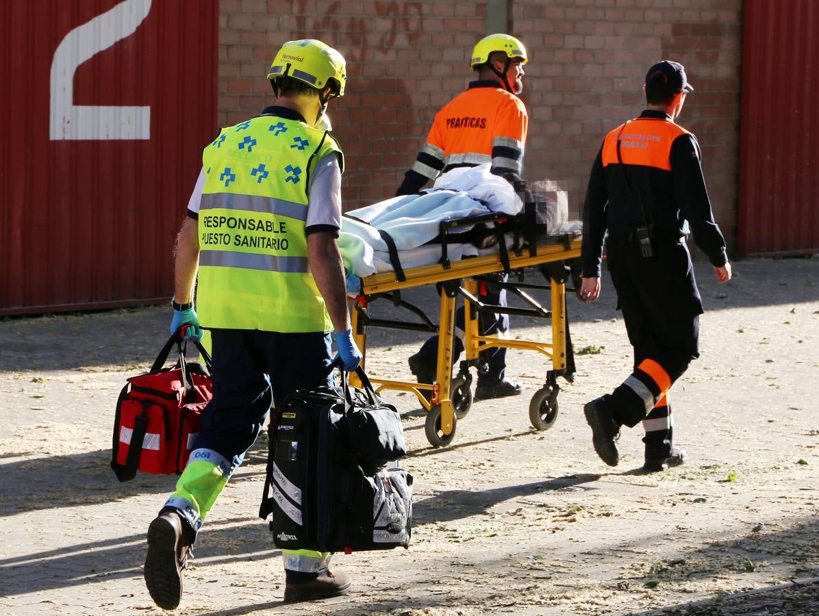 El IES Cosme García fue el escenario, en la tarde de ayer, de un simulacro de ataque terrorista en el que se activó un espectacular despliegue de medios de emergencia. El centro educativo testó así el primer protocolo frente a intrusiones armadas en centros educativos que ha sido elaborado por los docentes y alumnos del IES Cosme García.