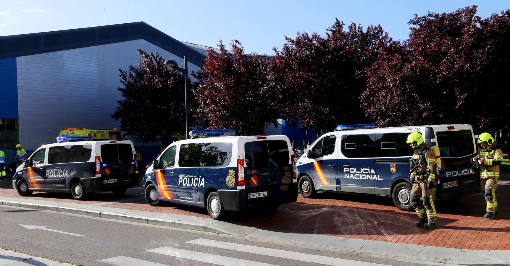 El IES Cosme García fue el escenario, en la tarde de ayer, de un simulacro de ataque terrorista en el que se activó un espectacular despliegue de medios de emergencia. El centro educativo testó así el primer protocolo frente a intrusiones armadas en centros educativos que ha sido elaborado por los docentes y alumnos del IES Cosme García.