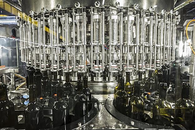 Una embotelladora de vino, en una foto de archivo. :: j. rodríguez